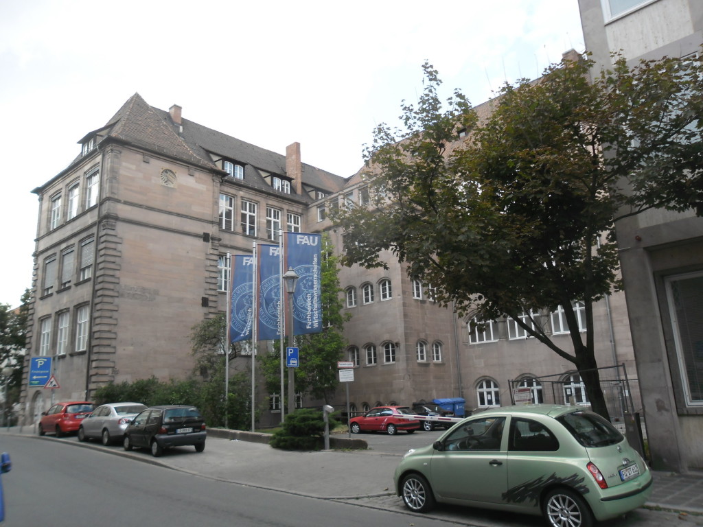 Mit dem Lehrstuhl verbundene Einrichtungen